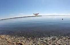 城會(huì)玩！加拿大男子成功用無人機(jī)釣到魚