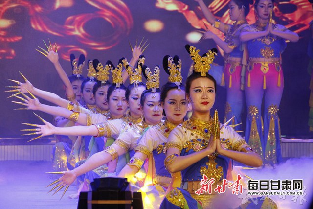 稅務(wù)職工在演出舞蹈《夢(mèng)回敦煌》