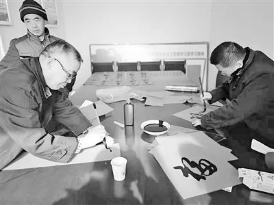 蘭州市商務(wù)局?jǐn)y愛心企業(yè)赴榆中縣哈峴鄉(xiāng)仁和村扶貧慰問(wèn)