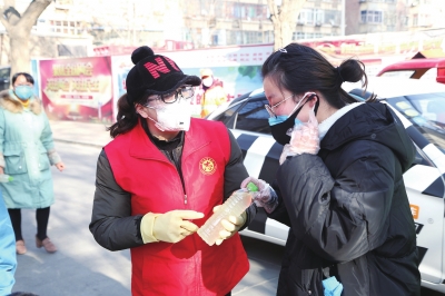 用點(diǎn)滴善舉筑就強(qiáng)大正能量 蘭州市各級(jí)道德模范、蘭州好人齊心援助抗擊疫情一線(xiàn)