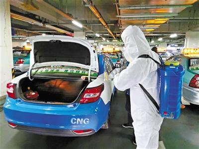 免費(fèi)接送一線抗“疫”人員 蘭州奔馬雷鋒車隊，你們真棒！