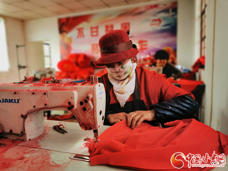 【甘肅省決戰(zhàn)決勝脫貧攻堅(jiān)】巾幗扶貧車間 莊浪縣吊溝村家門(mén)口的紅火日子