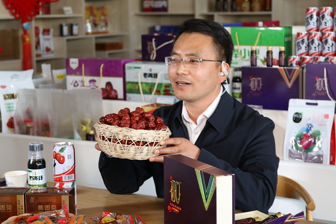 “縣長(zhǎng)直播天團(tuán)”唱響“甘貨春之聲”，售出近30種甘貨1萬(wàn)余件 開(kāi)進(jìn)直播間的網(wǎng)絡(luò)扶貧博覽會(huì)，受百萬(wàn)網(wǎng)友點(diǎn)贊 