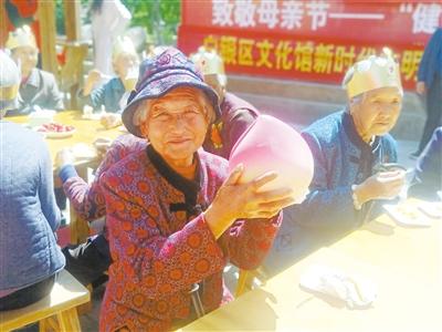 母親節(jié)，白銀“花村”擺了一場“敬老宴”