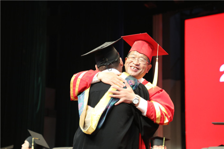17分鐘14次掌聲！隴東學(xué)院院長辛剛國這樣深情寄語畢業(yè)生