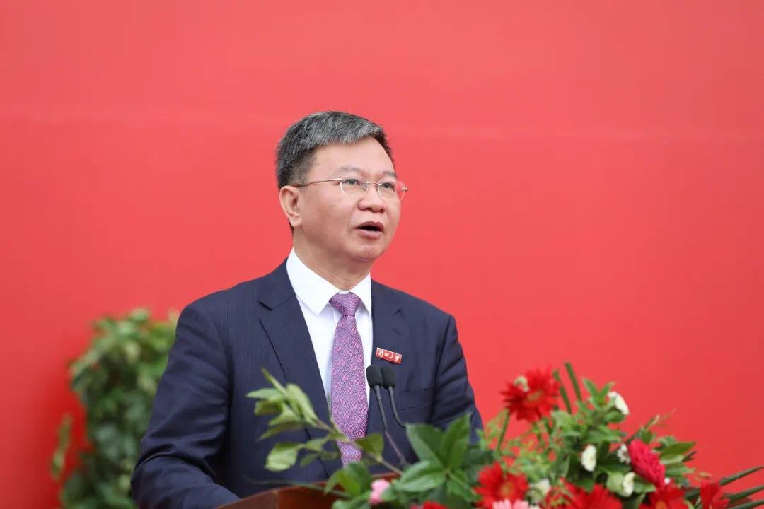 蘭州大學(xué)校長(zhǎng)嚴(yán)純?nèi)A寄語(yǔ)2020屆本科畢業(yè)生：做敢擔(dān)當(dāng)、能擔(dān)當(dāng)、有擔(dān)當(dāng)?shù)娜?>
        </a><em>蘭州大學(xué)校長(zhǎng)嚴(yán)純?nèi)A寄語(yǔ)2020屆本科畢業(yè)生：做敢擔(dān)當(dāng)、能擔(dān)當(dāng)、有擔(dān)當(dāng)?shù)娜?/em></li>
    <li><a  target=