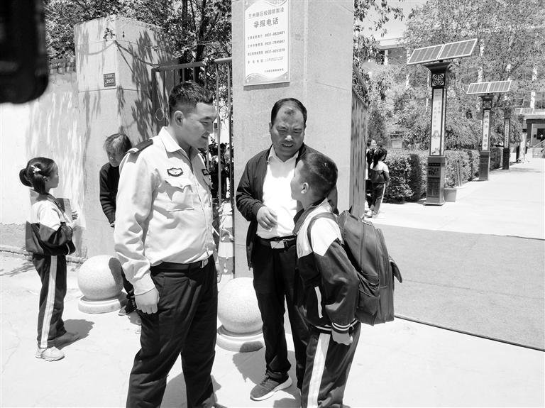 蘭州：父親無證酒駕被拘 交警充當(dāng)臨時(shí)家長