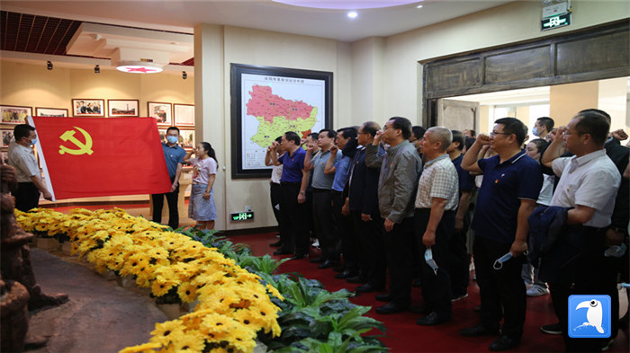 6月30日上午，慶陽市紀委監(jiān)委機關黨委組織全體黨員干部赴市博物館開展“迎七一·紀念建黨99周年”主題黨日活動。拍攝：葛歡_副本.jpg