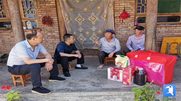 在建黨99周年來臨之際，隴南市禮縣紀委監(jiān)委在中壩鎮(zhèn)、三峪鄉(xiāng)開展“七一”慰問老黨員、困難黨員活動，為他們送去組織的關懷和節(jié)日的問候。_副本.jpg