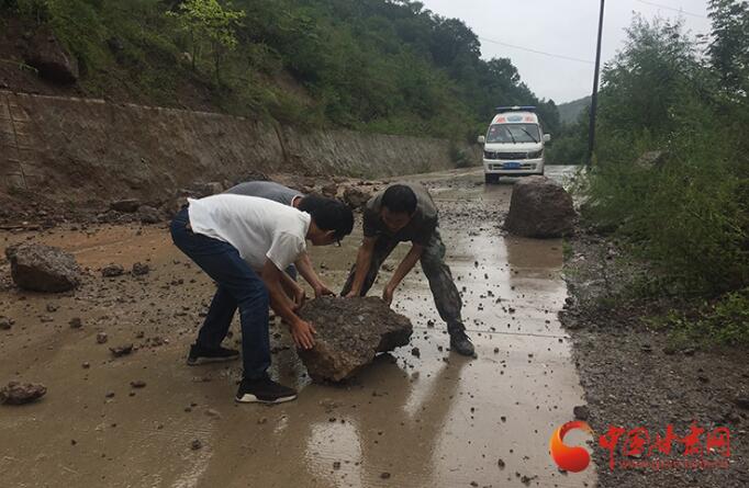 康縣長(zhǎng)壩鎮(zhèn)：鏟車、120合力“逆行”救援群眾  