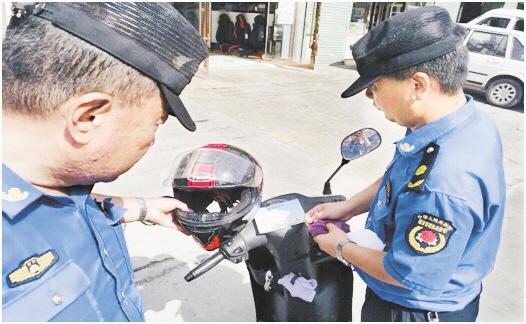 蘭州城關(guān)區(qū)整治非機(jī)動(dòng)車(chē)亂停放 溫馨提示卡將告知你“違規(guī)了”