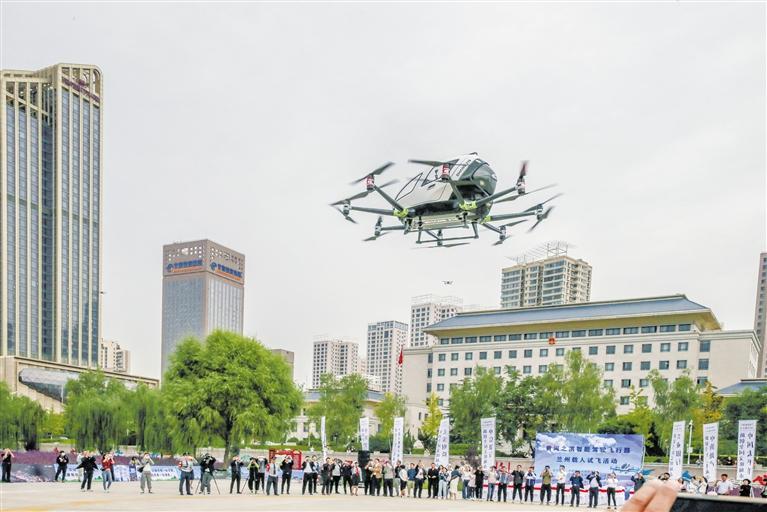 超酷、超刺激！智能駕駛飛行器在蘭載人試飛
