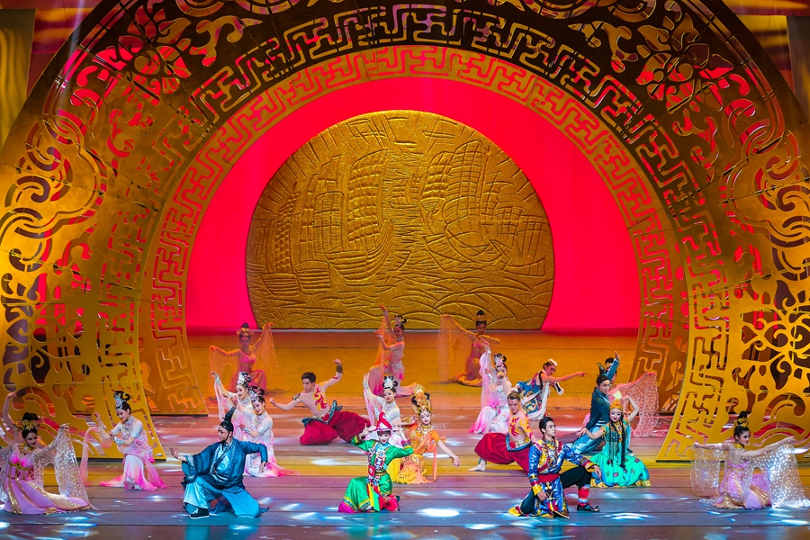甘肅舞臺藝術精品《一帶一路·相約千年》助力“環(huán)西部火車游”（組圖）