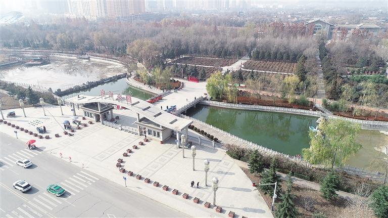 　初冬時節(jié)，臨夏市東郊公園里,楓樹、松柏、云杉等樹木色彩斑斕