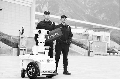 新奇！5G巡邏機(jī)器人亮相隴南武都街頭