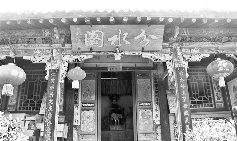 秦嶺鎮(zhèn)分水閣，一屋檐水分江河 這里可看水系奇觀，可賞連翹花海