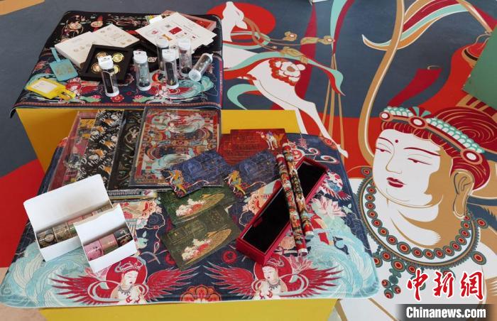 60余類敦煌主題的文創(chuàng)產(chǎn)品讓人愛不釋手?！《∷?攝