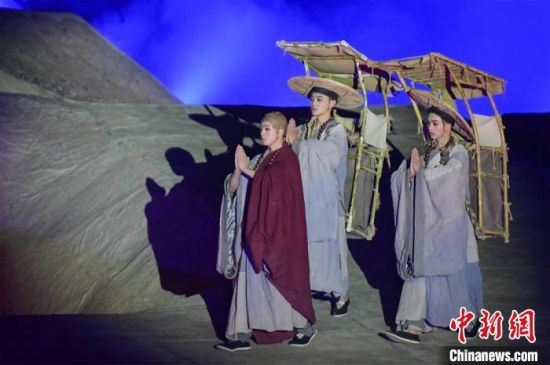 圖為演出現(xiàn)場，該劇獨創(chuàng)360度旋轉(zhuǎn)并前后移動觀眾席，顛覆傳統(tǒng)劇場舞臺表演模式?！⊥醣筱y 攝