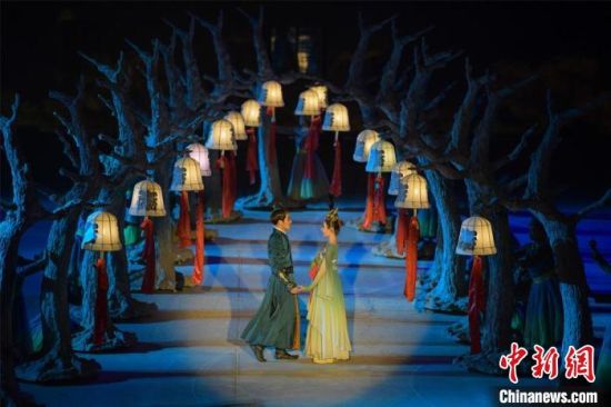 圖為全新升級《敦煌盛典》，新增戰(zhàn)馬、燈籠矩陣，以及最新聲、光、電硬件設(shè)施?！⊥醣筱y 攝