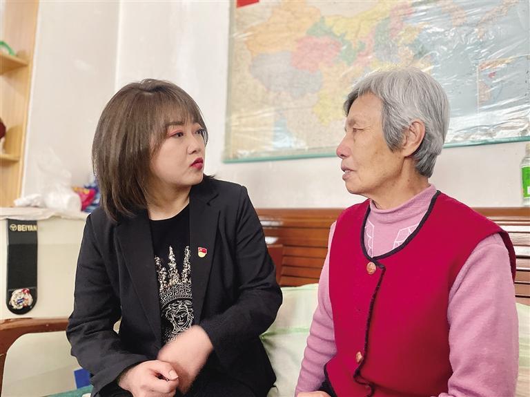 敦煌路街道任家莊街東社區(qū)黨委書記、居委會(huì)主任譚莉：我們必須成為老百姓?qǐng)?jiān)強(qiáng)的后盾