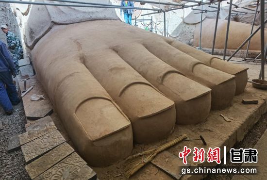圖為中國“石窟鼻祖”天梯山石窟第13窟大佛足部與局部危巖體搶救性保護項目施工現(xiàn)場。陳曉斌 攝