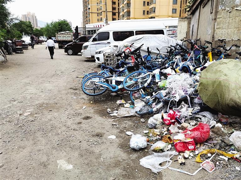 百米土路臟亂差，誰來管？經(jīng)記者協(xié)調(diào)，社區(qū)組織志愿者進(jìn)行了清理