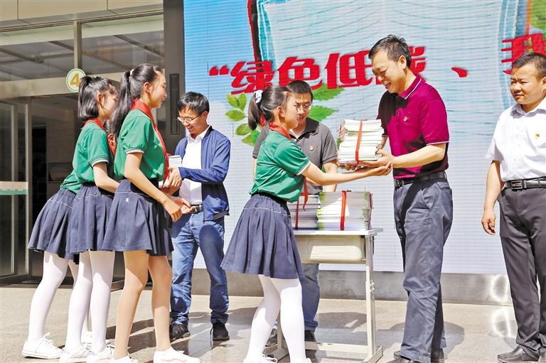 甘肅省生態(tài)環(huán)境廳開展送書進?；顒?>
        </a><em>甘肅省生態(tài)環(huán)境廳開展送書進校活動</em></li>
    <li><a  target=