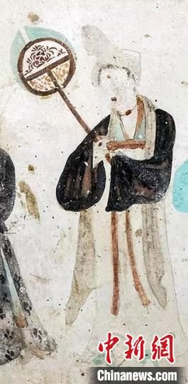 “一把小扇在手，笑對仲夏酷暑?！眻D為莫高窟第468窟《執(zhí)團扇女供養(yǎng)人》(中唐)?！《鼗脱芯吭汗﹫D