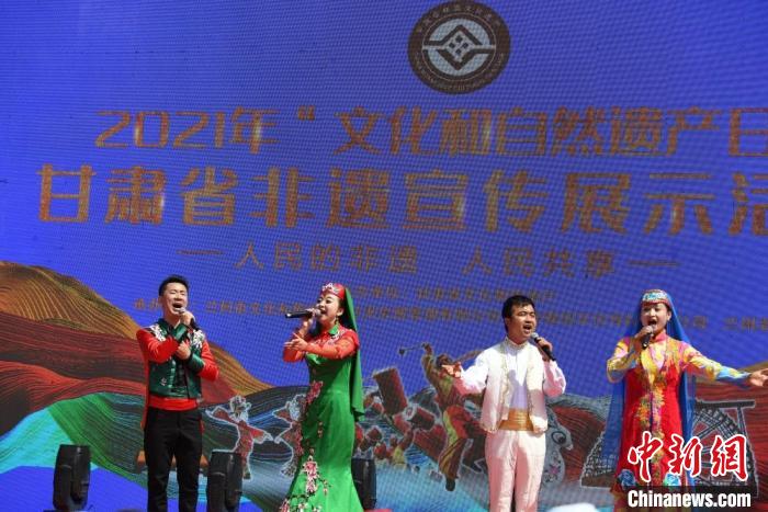 圖為甘肅臨夏回族自治州非遺傳承人演唱花兒?！钇G敏 攝