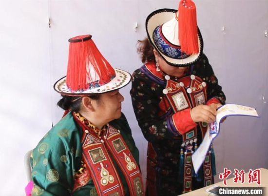 圖為用活態(tài)傳習(xí)的模式促進(jìn)裕固族非物質(zhì)文化遺產(chǎn)的保護(hù)傳承。　史靜靜 攝