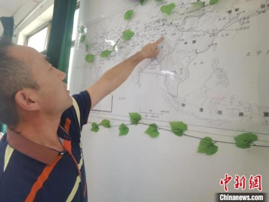 圖為甘肅省社會(huì)科學(xué)院絲綢之路研究所所長(zhǎng)侯宗輝指出《絲綢之路古文明》課題組考察線路?！￠Z姣 攝