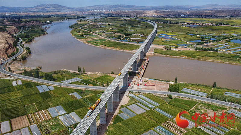 【隴拍客】直擊現(xiàn)場！看中蘭鐵路首條接觸網(wǎng)導(dǎo)線如何架設(shè)