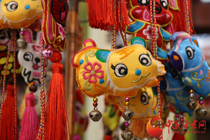 【蘭大新聞學子重走西北角】隴東香包刺繡：母親的藝術(shù)與智慧