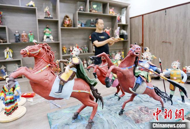 安秋平是成州面塑第五代傳承人，也是當(dāng)?shù)匚ㄒ粓允孛嫠苤谱鞯娜?。　高?攝