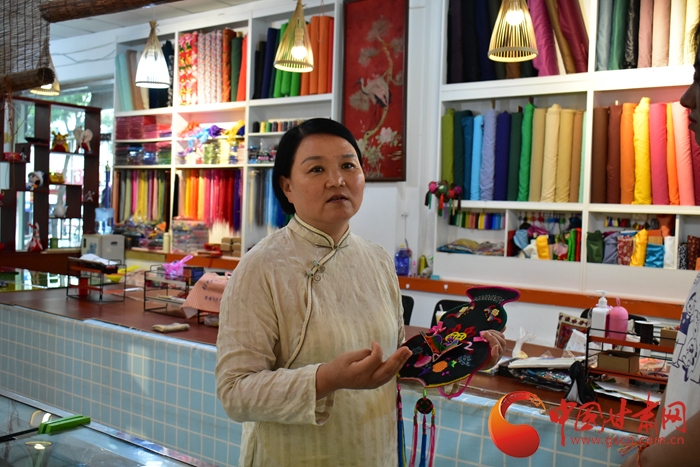 【蘭大新聞學(xué)子重走西北角】香包傳承人劉蘭芳：飛針走線，傳承匠心 