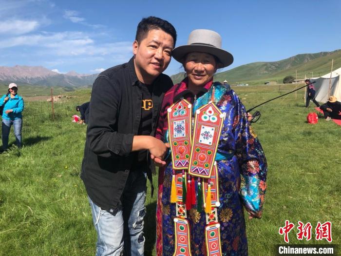 圖為拍攝紀(jì)錄片《西茂的婚禮》期間，張輝剛(左)與裕固族老人合影留念。(資料圖) 張輝剛供圖