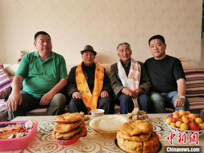 圖為張輝剛(右一)拜訪甘肅肅南縣裕固族德高望重的老人。(資料圖) 張輝剛供圖