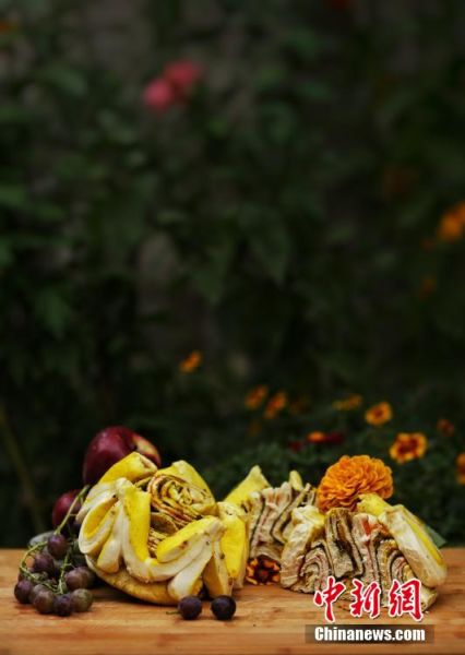 圖為做好的月餅，狀似玫瑰，切開(kāi)后層層疊疊，色彩斑斕。張文 攝