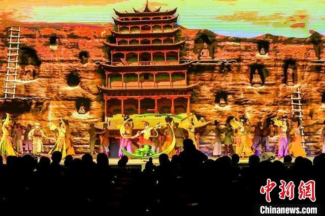 開(kāi)幕式文藝展示“相約敦煌”，通過(guò)數(shù)字技術(shù)將莫高窟“搬到”演出現(xiàn)場(chǎng)?！「拭C省文化和旅游廳供圖