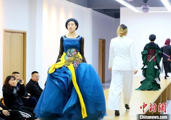 東鄉(xiāng)繡娘在T臺走秀?！「哒?攝