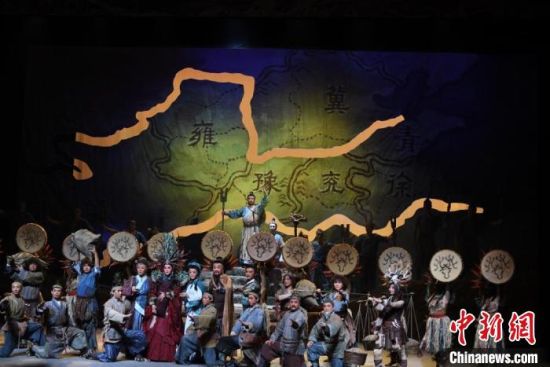 作為隴劇“梅花”，雷通霞在《大禹治水》中甘當(dāng)“綠葉”，該劇推出后，反響十分熱烈。(資料圖) 楊艷敏 攝