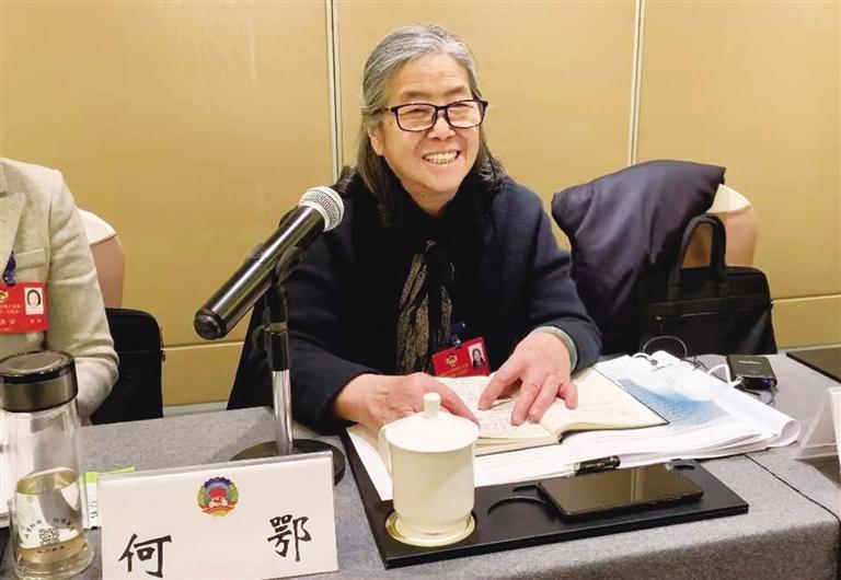 【委員風(fēng)采】“明星委員”何鄂的三個“幸?！?>
        </a><em>【委員風(fēng)采】“明星委員”何鄂的三個“幸?！?/em></li>
    <li><a  target=