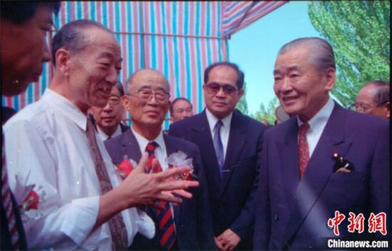 1994年8月，時(shí)任日本首相竹下登(右一)與時(shí)任敦煌研究院院長段文杰在莫高窟親切交談。中新社發(fā) 婁婕 供圖