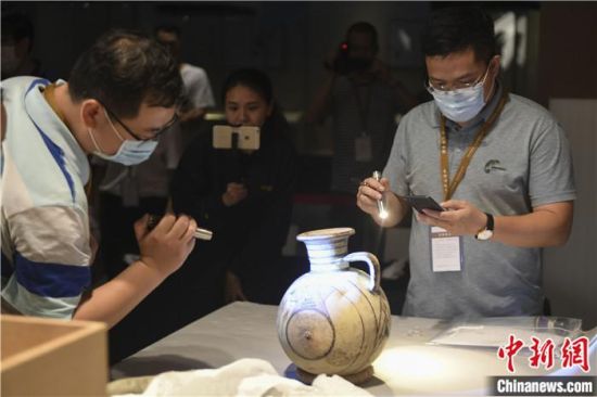 2020年6月，在長沙博物館舉行“從地中海到中國：絲路寶藏——平山郁夫絲綢之路美術(shù)館藏文物展”前，專家開箱鑒定文物。中新社記者 楊華峰 攝