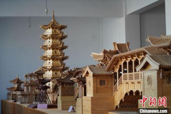 圖為古建筑模型制作技藝傳習(xí)所展廳內(nèi)的微縮古建筑作品。　九美旦增 　攝