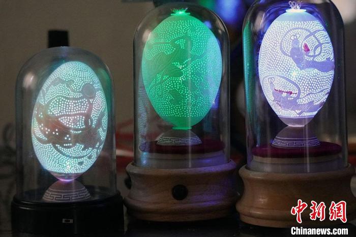 圖為以敦煌飛天為元素的蛋雕作品?！【琶赖ぴ?攝