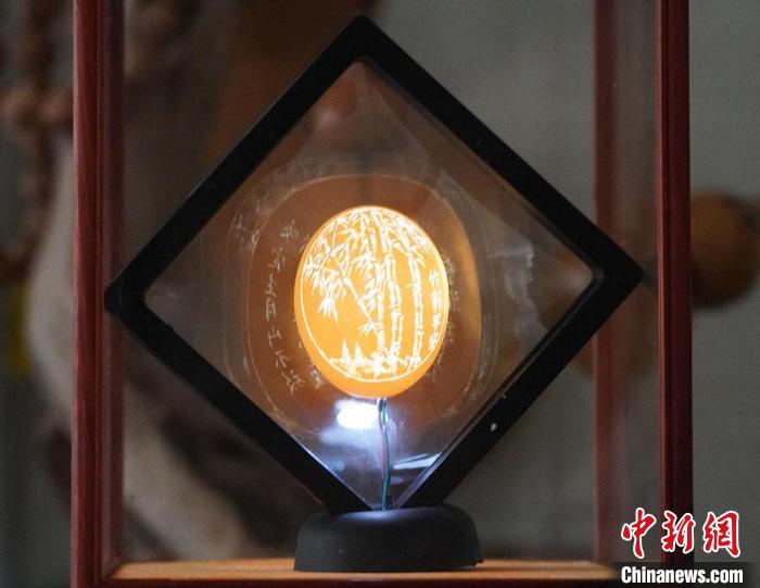 圖為吳義澤新包裝給蛋雕呈現(xiàn)立體感?！【琶赖ぴ?攝