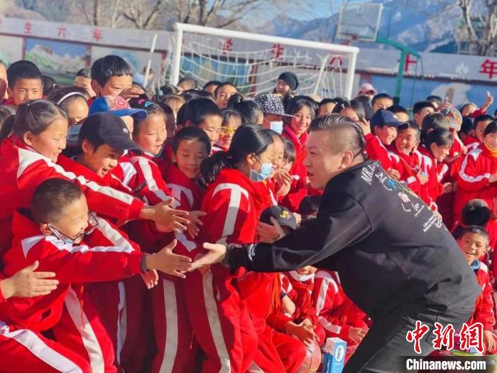 1月初，第五屆“街舞進(jìn)藏鄉(xiāng)”公益助學(xué)活動(dòng)在甘肅甘南結(jié)束，旨在讓藏族學(xué)子感受到街舞魅力?！￡惿菩?攝