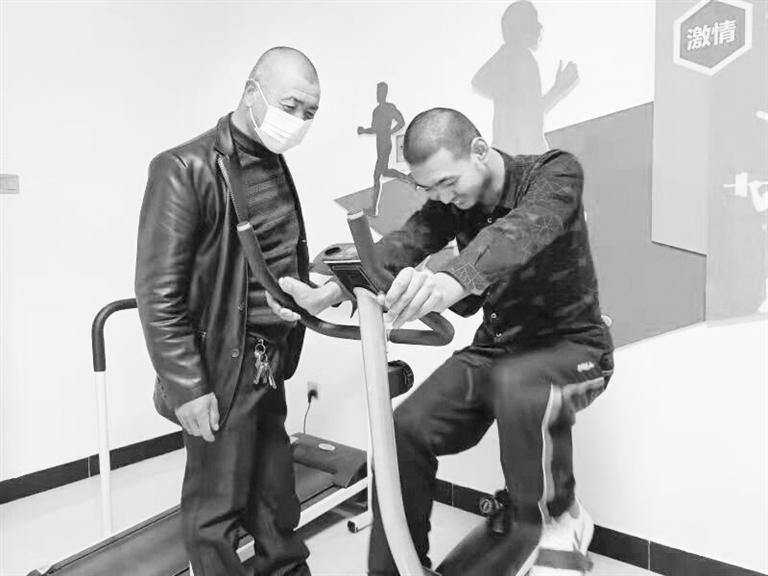 父愛如山！張掖高臺殘疾父親悉心照顧殘疾兒子20余年