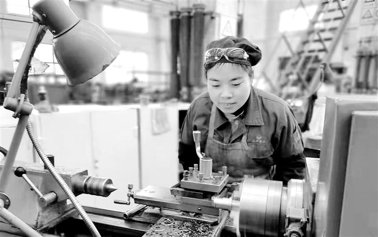 【新春走基層】春節(jié)生產(chǎn)經(jīng)營不打烊 車間里奏響“春之歌”